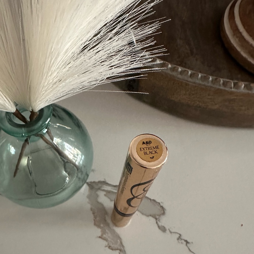 Sumptuous Extreme
Lash Multiplying Volume Mascara - Picture 2 of 4